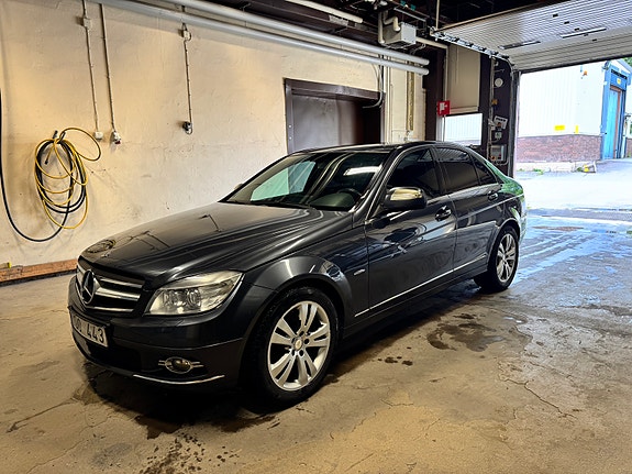 Mercedes-Benz C350 3 of 5