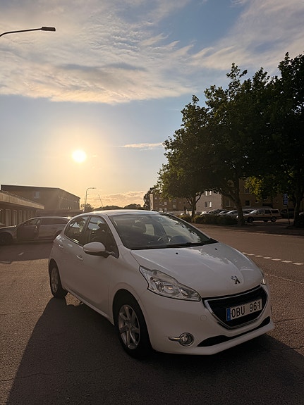 Peugeot 208 3 of 9