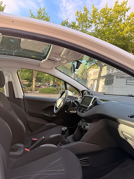 Peugeot 208 7 of 9