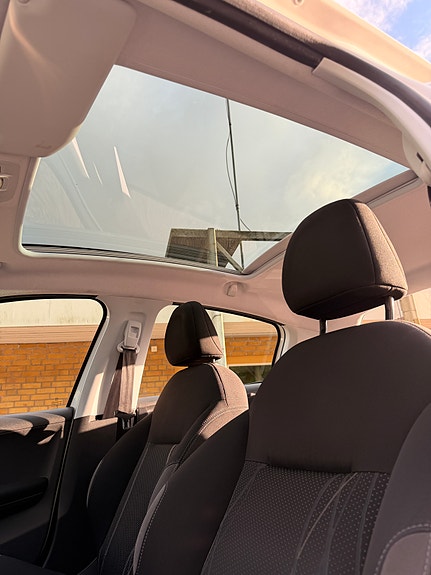 Peugeot 208 6 of 9