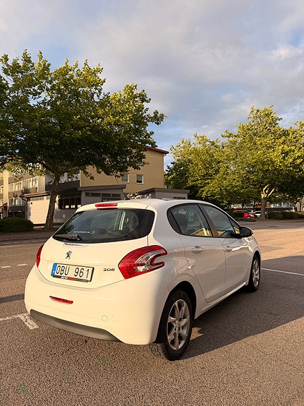 Peugeot 208 2 of 9