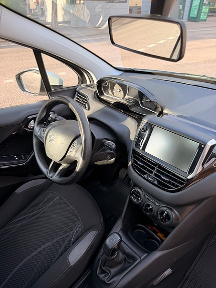 Peugeot 208 4 of 9