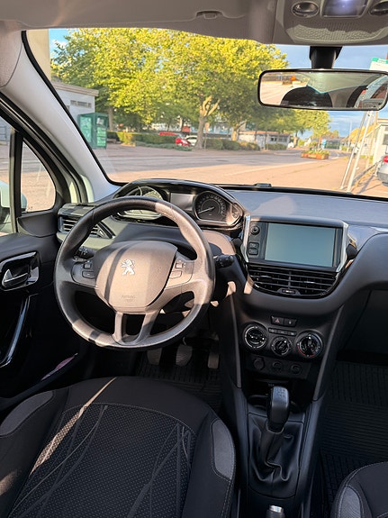 Peugeot 208 5 of 9