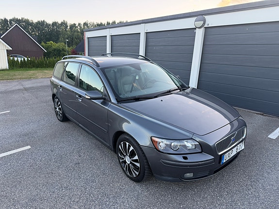Volvo V50 3 of 5