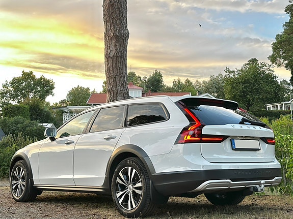 Volvo V90 Cross Country 2 of 16