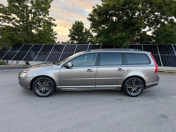 Volvo V70 2 of 9