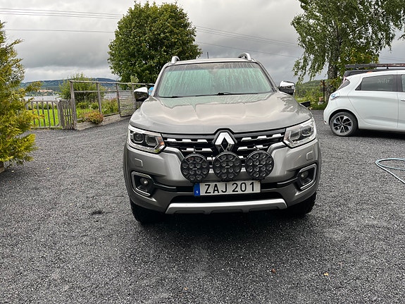 Renault Alaskan 4 of 15