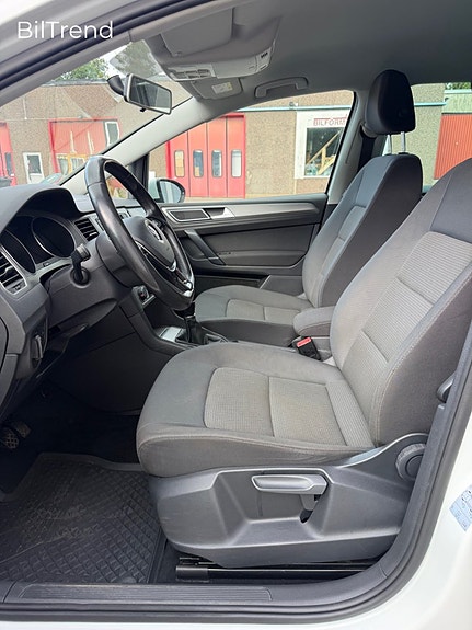 Volkswagen Golf Sportsvan 9 of 13