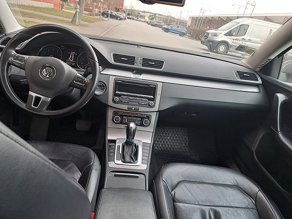 Volkswagen Passat 2 of 4