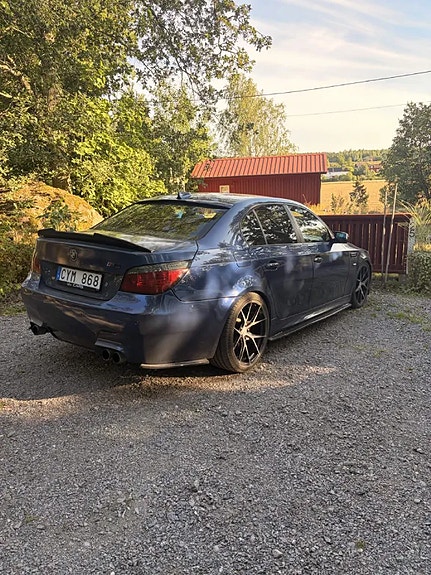 BMW 545i 3 of 7