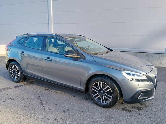 Volvo V40 Cross Country 2 of 7