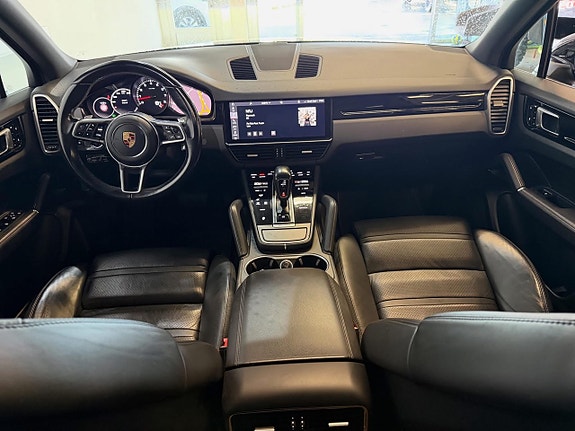 Porsche Cayenne 4 of 10