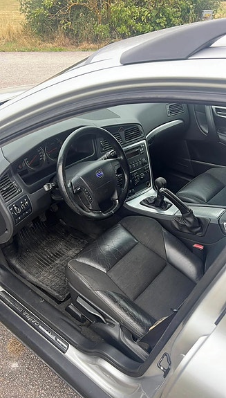 Volvo V70 2 of 7