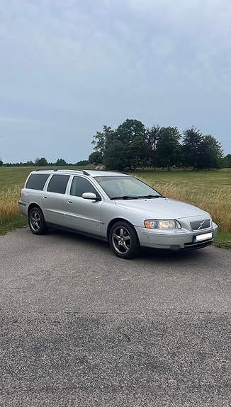Volvo V70 3 of 7