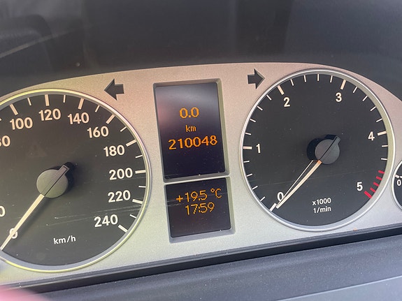 Mercedes-Benz B180 5 of 9