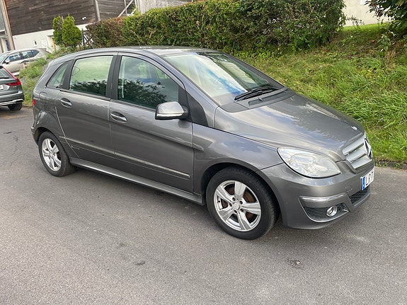 Mercedes-Benz B180 3 of 9