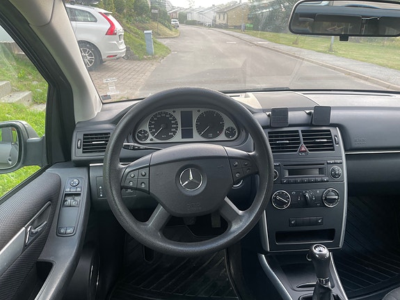 Mercedes-Benz B180 6 of 9