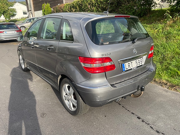 Mercedes-Benz B180 4 of 9