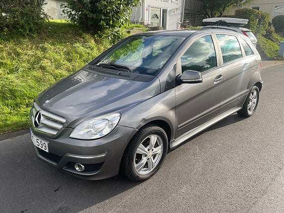Mercedes-Benz B180 2 of 9