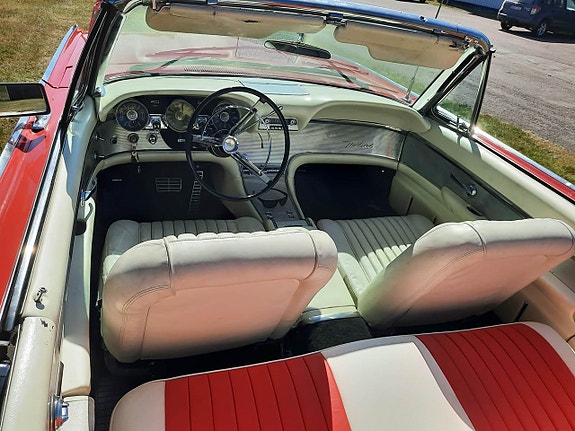 Ford Thunderbird 16 of 29