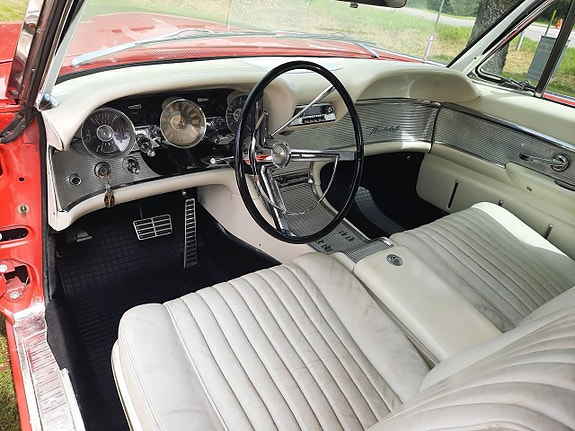 Ford Thunderbird 19 of 29