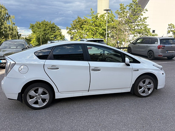 Toyota Prius Plug-in Hybrid 12 of 18