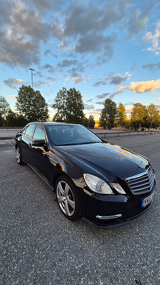 Mercedes-Benz E200 2 of 6