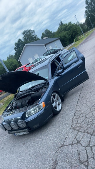 Volvo V70 2 of 6