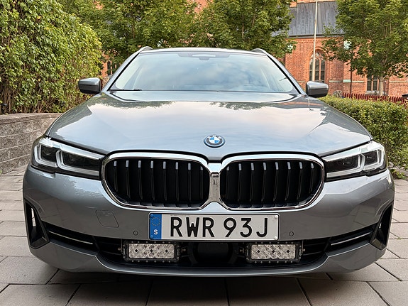 BMW 530e 2 of 5