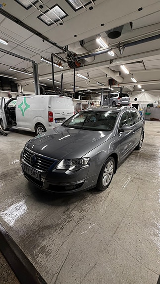 Volkswagen Passat 2 of 22
