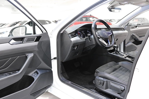 Volkswagen Passat 10 of 30