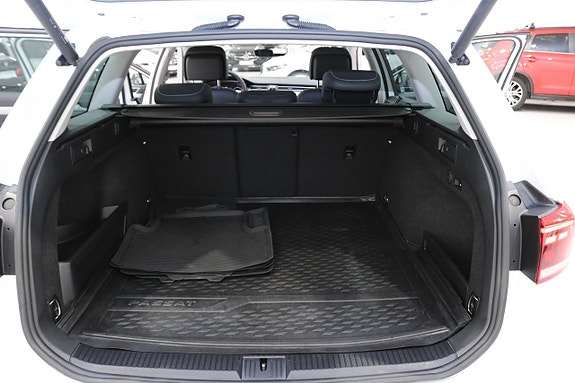 Volkswagen Passat 18 of 30