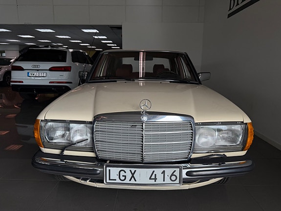 Mercedes-Benz 200 2 of 8