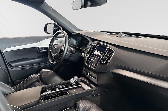 Volvo XC90 10 of 30