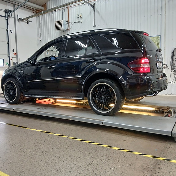Mercedes-Benz ML63 2 of 5