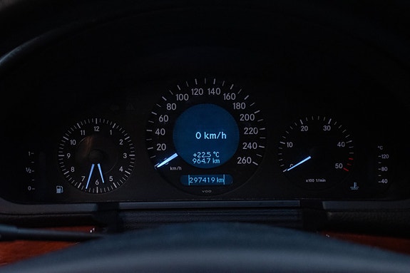 Mercedes-Benz E220 13 of 23