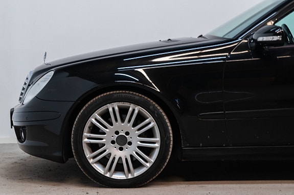 Mercedes-Benz E220 21 of 23