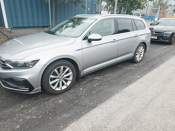 Volkswagen Passat 2 of 4