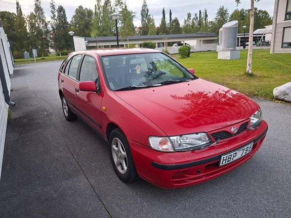 Nissan Almera 2 of 10