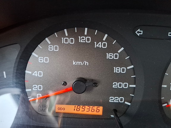 Nissan Almera 4 of 10