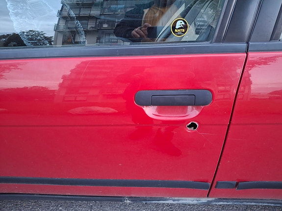 Nissan Almera 3 of 10
