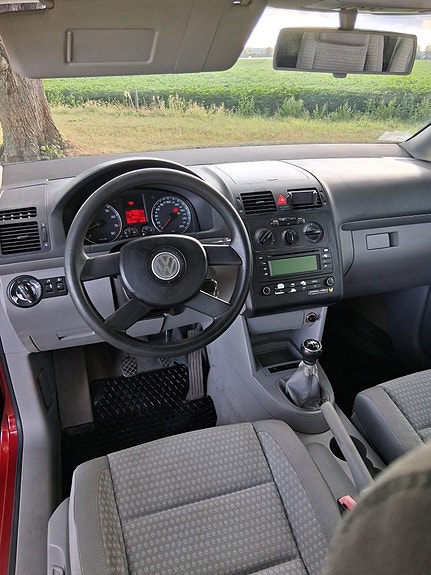 Volkswagen Touran 4 of 7