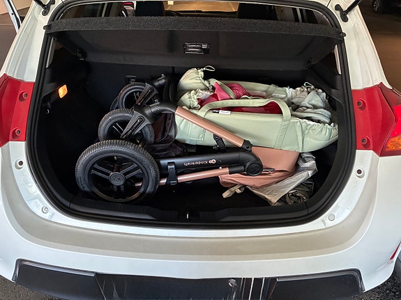 Toyota Auris 2 of 3