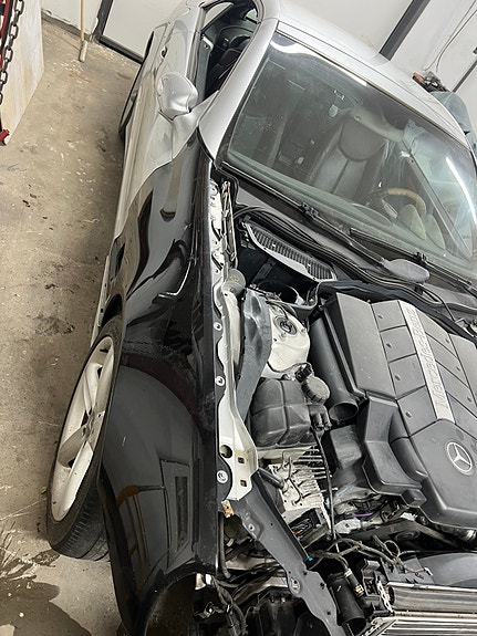Mercedes-Benz SL500 3 of 6