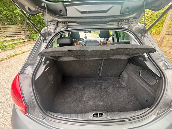 Peugeot 208 8 of 16