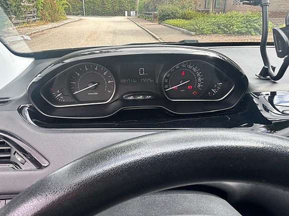 Peugeot 208 12 of 16
