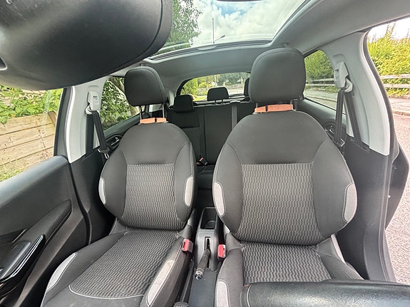 Peugeot 208 7 of 16