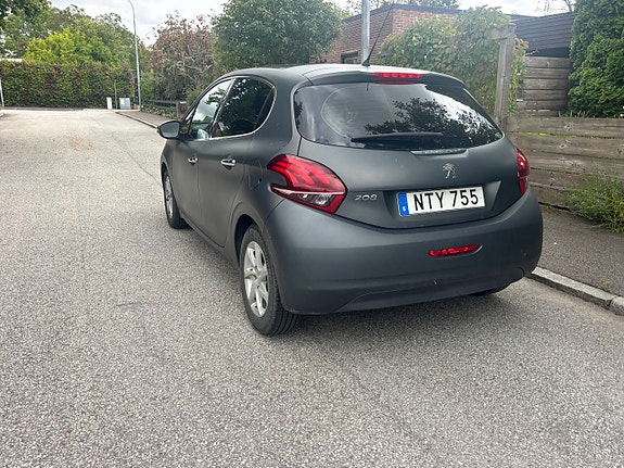 Peugeot 208 3 of 16