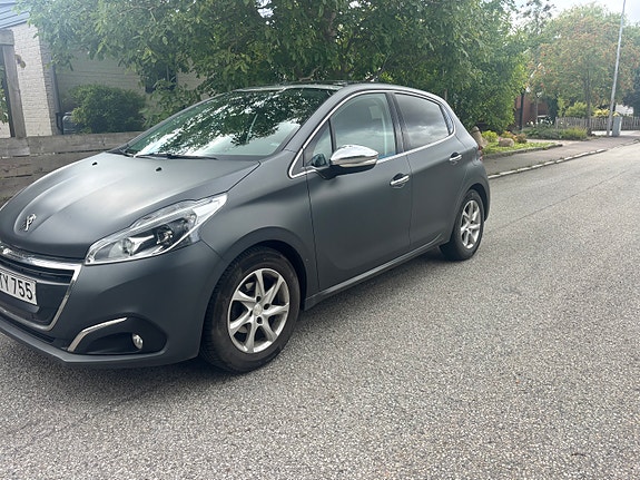 Peugeot 208 2 of 16