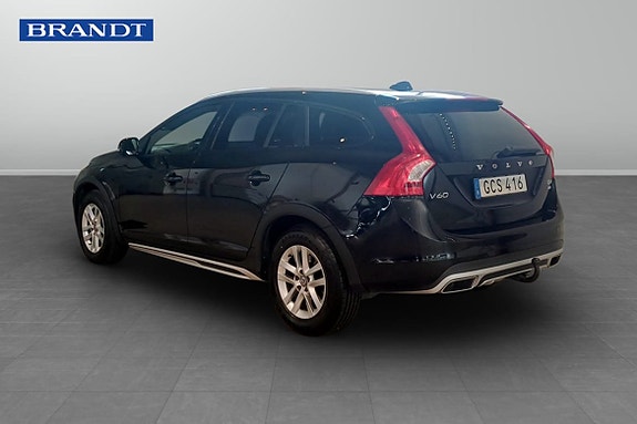 Volvo V60 Cross Country 2 of 11